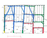 Längsschnitt als Baualtersplan. Die mittelalterliche Kernkonstruktion (blau) mit den von den Firstschwellen bis zur Firstpfette aufsteigenden Firstsäulen ist noch umfangreich erhalten geblieben, ebenso der größte Teil der mittelalterlichen Dachkonstruktion. In nachmittelalterlicher Zeit wurde die Scheune um eine vierte Zone nach Osten (rechts, grün) erweitert und dort im ausgehenden 18. oder im 19. Jahrhundert mit einem gemauerten Erdgeschoßbereich versehen. / Firstständerscheune in 72622 Nürtingen-Zizishausen (09/2017 - Stefan Uhl)