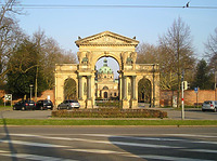 Hauptfriedhof, Hauptportal in 79098 Freiburg, Stühlinger (Bildarchiv Freiburg, Landesamt für Denkmalpflege) Hauptfriedhof, Hauptportal in 79098 Freiburg, Stühlinger (Bildarchiv Freiburg, Landesamt für Denkmalpflege)