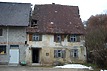 Ansicht des historischen Wohnteiles von Süden (Vordertraufe). Kernbestand um 1659, links der modern erneuerte Wirtschaftsteil. / Bauernhaus in 88499 Riedlingen-Pflummern (10.03.2018 - Stefan Uhl)
