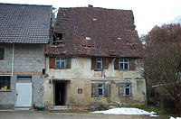 Ansicht des historischen Wohnteiles von Süden (Vordertraufe). Kernbestand um 1659, links der modern erneuerte Wirtschaftsteil. / Bauernhaus in 88499 Riedlingen-Pflummern (10.03.2018 - Stefan Uhl) Ansicht des historischen Wohnteiles von Süden (Vordertraufe). Kernbestand um 1659, links der modern erneuerte Wirtschaftsteil. / Bauernhaus in 88499 Riedlingen-Pflummern (10.03.2018 - Stefan Uhl)