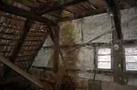 Blick durch den Dachraum des ersten Dachgeschosses gegen die östliche Giebelscheibe. Im Dachbereich sehr umfangreich erhaltenes Dachwerk von 1659. Stehende Stuhlkonstruktion mit Kopfbändern zur Längs- und Queraussteifung. / Bauernhaus in 88499 Riedlingen-Pflummern (10.03.2018 - Stefan Uhl) Blick durch den Dachraum des ersten Dachgeschosses gegen die östliche Giebelscheibe. Im Dachbereich sehr umfangreich erhaltenes Dachwerk von 1659. Stehende Stuhlkonstruktion mit Kopfbändern zur Längs- und Queraussteifung. / Bauernhaus in 88499 Riedlingen-Pflummern (10.03.2018 - Stefan Uhl)