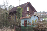 Bahnwärterhaus mit Wärterbude in Calw-Heumaden / Württembergische Schwarzwaldbahn in  keine genauere Zuordnung (10.04.2018 - wifu)