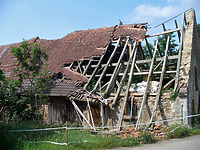 Ostansicht mit dem nördlichsten und dem mittleren Teil der Schafscheune, dabei ist auch der Übergang zum nachbarlichen Scheunenteil zu sehen / Ehem. Schafscheune in 74673 Mulfingen-Simprechtshausen (25.07.2018 - Bastian Heuberger) Ostansicht mit dem nördlichsten und dem mittleren Teil der Schafscheune, dabei ist auch der Übergang zum nachbarlichen Scheunenteil zu sehen / Ehem. Schafscheune in 74673 Mulfingen-Simprechtshausen (25.07.2018 - Bastian Heuberger)
