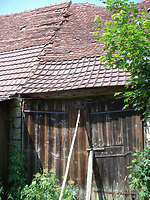 Ostansicht mit mittlerem Teil der Schafscheune mit Übergang zum nachbarlichen Scheunenbereich / Ehem. Schafscheune in 74673 Mulfingen-Simprechtshausen (25.07.2018 - Bastian Heuberger) Ostansicht mit mittlerem Teil der Schafscheune mit Übergang zum nachbarlichen Scheunenbereich / Ehem. Schafscheune in 74673 Mulfingen-Simprechtshausen (25.07.2018 - Bastian Heuberger)