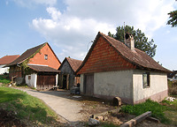 Im Vordergrund Backhaus. Östlich Schuppen und Fachwerkbau. / Backhaus in 88682 Neufrach