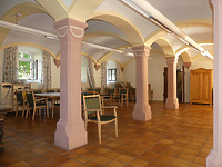Blick in den großen Saal mit dem modernen, in der Süd- Westecke stehenden Kachelofen / Elisabethenheim, ehem. Scheune in 79379 Müllheim (Burghard Lohrum)