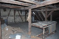 2. Dachgeschoss, Blick Richtung Südosten. Stehender Stuhl mit eingezapften Kopfstreben. Zahlreiche zweitverwendete Hölzer mit Blattsassen deuten auf einen mittelalterlichen Vorgängerbau. / Gasthaus "Zum weißen Roß" in 97941 Tauberbischofsheim (2020 - Foto: Ingrid Winklmann)