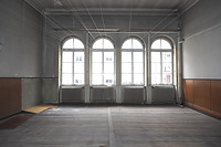 Tanzsaal im 1. OG des jüngeren westlichen Bauteils von 1885(d). Originale Ausstattung mit Fenstern, Dielenboden, wandabschließender Stuckleiste und Lambris. / Gasthaus "Zum weißen Roß" in 97941 Tauberbischofsheim (2020 - Foto: Ingrid Winklmann)