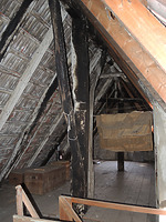 Blick auf einen Hochfirstständer im 2. Dachgeschoss mit Kopfband und vom 1. Dachgeschoss kommendem Langband / Wohnhaus in 70599 Stuttgart, Plieningen (2014 - Markus Numberger, Esslingen) Blick auf einen Hochfirstständer im 2. Dachgeschoss mit Kopfband und vom 1. Dachgeschoss kommendem Langband / Wohnhaus in 70599 Stuttgart, Plieningen (2014 - Markus Numberger, Esslingen)