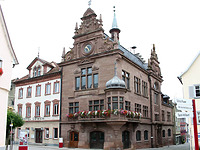 Ansicht "Gasthof zum Löwen" und Rathaus / Ehem. Gasthof zum Löwen in 88606 Meßkirch (2014 - Karin Uetz) Ansicht "Gasthof zum Löwen" und Rathaus / Ehem. Gasthof zum Löwen in 88606 Meßkirch (2014 - Karin Uetz)