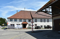 Ehem. Gasthof "Zum Hirsch". Westseite. / Ehem. Gasthof Zum Hirsch in 88074 Meckenbeuren-Lochbrücke (Juli 2020. - Foto, Andrea Kuch.) Ehem. Gasthof "Zum Hirsch". Westseite. / Ehem. Gasthof Zum Hirsch in 88074 Meckenbeuren-Lochbrücke (Juli 2020. - Foto, Andrea Kuch.)