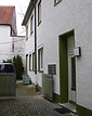 Blick entlang der Nordseite des Hauptgebäudes. / Wohnhaus in 89073 Ulm (22.03.2021 - Stefan Uhl)