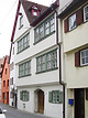 Blick von Osten auf die Straßenfront des Hauptgebäudes (links) und des nördlichen Seitenflügels (rechts). Die Straßenseite des Baues wird von Baukörpern des frühen 17. Jahrhunderts geprägt, wobei der Seitenflügel ursprünglich ein Geschoß niedriger war und erst später auf die Höhe des Hauptbaues aufgestockt wurde. / Wohnhaus in 89073 Ulm (22.03.2021 - Stefan Uhl) Blick von Osten auf die Straßenfront des Hauptgebäudes (links) und des nördlichen Seitenflügels (rechts). Die Straßenseite des Baues wird von Baukörpern des frühen 17. Jahrhunderts geprägt, wobei der Seitenflügel ursprünglich ein Geschoß niedriger war und erst später auf die Höhe des Hauptbaues aufgestockt wurde. / Wohnhaus in 89073 Ulm (22.03.2021 - Stefan Uhl)