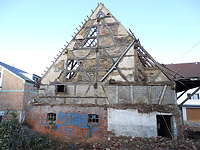 Sichtfachwerk der südlichen Giebelseite der Scheune von 1684 nach Abbruch der im 19. Jahrhundert angefügten Nebengebäude. / Doppelscheune in 70794 Filderstadt, Bonlanden (11.01.2015 - Foto: Tilmann Marstaller) Sichtfachwerk der südlichen Giebelseite der Scheune von 1684 nach Abbruch der im 19. Jahrhundert angefügten Nebengebäude. / Doppelscheune in 70794 Filderstadt, Bonlanden (11.01.2015 - Foto: Tilmann Marstaller)