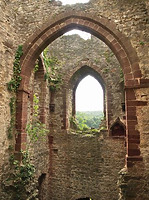 Landeck, Untere Burg, Blick vom Inneren des Westraumes (Annex) in den Ostraum (Kapellenchor) und das Untergeschoss. / Burgruine Landeck (sog. Kapelle in der Unteren Burg) in 79312 Teningen-Landeck (11.2011 - Dipl.- Ing. Stefan King, Freiburg) Landeck, Untere Burg, Blick vom Inneren des Westraumes (Annex) in den Ostraum (Kapellenchor) und das Untergeschoss. / Burgruine Landeck (sog. Kapelle in der Unteren Burg) in 79312 Teningen-Landeck (11.2011 - Dipl.- Ing. Stefan King, Freiburg)