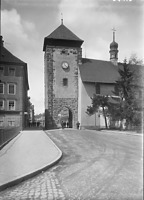 St. Ursula (rechts im Bild) mit Bickentor (links) / St. Ursula in 78050 Villingen (1920/30 - ? -  Bildarchiv Foto Marburg)