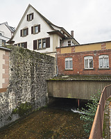 Vor dem Abbruch: Geb. Runzgasse 1, von Nordosten. Rechts der Werkstattbau über dem Gewerbekanal, links die Stadtmauer. / Ehem. Herrenmühle (abgegangen) mit Wasserbau in 79183 Waldkirch (02.2020 - Dipl.-Ing. Stefan King, Freiburg.) Vor dem Abbruch: Geb. Runzgasse 1, von Nordosten. Rechts der Werkstattbau über dem Gewerbekanal, links die Stadtmauer. / Ehem. Herrenmühle (abgegangen) mit Wasserbau in 79183 Waldkirch (02.2020 - Dipl.-Ing. Stefan King, Freiburg.)