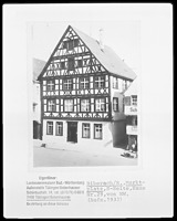 Nordwestliche Giebelansicht / Wohn- und Geschäftshaus in 88400 Biberach, Biberach an der Riß (1933 - LAD Baden-Württemberg, Außenstelle Tübingen, aus: https://www.bildindex.de/document/obj20483287?medium=mi04935g13

)