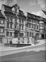 "Haus Finckh" (Am Markt 10), rechts der Gasthof Adler (um 1960) / Wohnhaus in 74523 Schwäbisch Hall (Bildindex Foto Marburg, Foto: Schmidt-Glassner, Helga; Aufnahme-Nr. 1.554.845;)