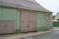 Vordere, westliche Traufseite mit dem Scheunentor (das kleine Tor links gehört zur nördlichen Gebäudehälfte) / Zehntscheuer in 78183 Hüfingen (06.2022 - Stefan King)
