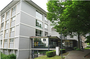 Außenansicht des Eingangsbereichs von Südwesten / Justizgebäude in 7654 Offenburg (07.2018 - Stefan King)