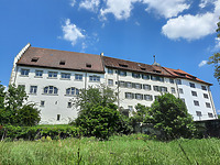 Südansicht, links Stammhaus, mittig Pfarrhaus, rechts Giebelfassade Propsteiflügel. / Ehem. Konvent, Südflügel - Pfarrhaus in 78337 Öhningen (24.06.2023 - winterfuchs) Südansicht, links Stammhaus, mittig Pfarrhaus, rechts Giebelfassade Propsteiflügel. / Ehem. Konvent, Südflügel - Pfarrhaus in 78337 Öhningen (24.06.2023 - winterfuchs)
