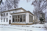 Ansicht von Südosten mit überdachtem Sitzplatz / Offizierscasino in 78166 Donaueschingen (01.2019 - S. King) Ansicht von Südosten mit überdachtem Sitzplatz / Offizierscasino in 78166 Donaueschingen (01.2019 - S. King)