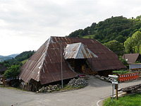 Ansicht von Südosten auf tiefreichende Dachflächen und Hocheinfahrt mit Widerkehr / Schwarzwaldhaus in 79677 Tunau (10.2016 - S. King)
