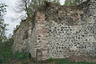 Westecke der Grabenmauer aus Buckelquadern, rechts oben Ausbruch an der Stelle des früheren Brückenanschlusses links weit vortretender Strebepfeiler der Nordseite / Stadtmauer in 79206 Breisach, Breisach am Rhein (12.2021 - S. King)