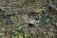 Im Abbruch, Stichbogen am Mauerfuß mit offenbar zeitgleicher Untermauerung / Stadtmauer in 79206 Breisach, Breisach am Rhein (12.2021 - S. King)