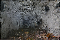 Sich durchs Mauerwerk ziehender Kanal mit Mörtelabdruck des früheren Balkens mit breiter Waldkante rechts oben / Stadtmauer, Sternspitze in 79206 Breisach am Rhein (12.2021 - S. King)