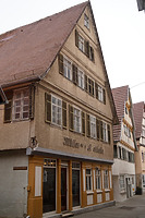Ansicht Südost-Fassade mit historistischer Ladenfront / Müller'sche Apotheke in 71083 Herrenberg (29.3.2022 - JaKo Baudenkmalpflege GmbH)