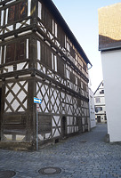 Blick entlang der Ost-Fassade; Klappläden im EG für den Verkauf von Waren an der Süd-Ost-Ecke des Hauses. / Mohrenscheuer, sog. Alte Kaserne in 88499 Riedlingen (JaKo Baudenkmalpflege GmbH) Blick entlang der Ost-Fassade; Klappläden im EG für den Verkauf von Waren an der Süd-Ost-Ecke des Hauses. / Mohrenscheuer, sog. Alte Kaserne in 88499 Riedlingen (JaKo Baudenkmalpflege GmbH)