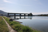Ansicht des Stauwehres mit dem Kran von Nordosten (Schweizer Seite) / Stauwehrkran der RADAG in 79774 Albbruck-Dogern (09.2023 - K. Herrmann, Bad Krozingen) Ansicht des Stauwehres mit dem Kran von Nordosten (Schweizer Seite) / Stauwehrkran der RADAG in 79774 Albbruck-Dogern (09.2023 - K. Herrmann, Bad Krozingen)