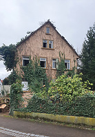 Nordwestliche Giebelseite / Handwerkerwohnhaus mit kleiner Schmiede in 74382 Neckarwestheim (19.02.2024 - Hans-Peter Saur)