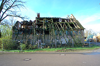 An der Straßenseite ist die Sparrenlage fast vollständig abgestürzt. Die Erdgeschoss- und
Obergeschosswand wurde, soweit von außen erkennbar, wohl Anfang des 20. Jahrhunderts durch eine Backsteinwand (Reichsformate) ersetzt. Erkennbar ist an dieser Seite der ehemals achtachisge Dachstuhl, der im Sichtbefund in einem Zug durchgezimmert zu sein scheint. Als Windaussteifung erkennbar sind nur zwei Joche pro Dachstockwerk, welche über der Erschließungszone liegen und mit Andreaskreuzen ausgefacht sind. / Haus Osiander in 74549 Wolpertshausen-Rudelsdorf (05.04.2024 - Schäfer, Ferdinand M. (SCHÄFER.PARTNER PartG Architur.Städtebau.Denkmalpflege, Schwäbisch Hall))