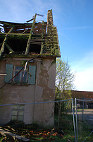 Auffällig ist eine, an der Nordseite deutlich hervortretende, massive Westwand, welche vom
Erdgeschoss bis zur Giebelspitze reicht. In den Dachgeschossen springt die Wandstärke etagenweise zurück, um den Dachstuhl aufzulegen. Die Wand ist durchgängig aus Feldsteinen / Bruchstein in Kalkstein-Mauerwerk aufgesetzt. Eine mögliche Erklärung für die massive Außenwand kann die starke Witterungsbelsastung des kleinen Ortes sein, der ungeschützt auf der hohenloher Hochebene liegt und bei dem die Unwetter zumeist aus Westen angreifen. / Haus Osiander in 74549 Wolpertshausen-Rudelsdorf (05.04.2024 - Schäfer, Ferdinand M. (SCHÄFER.PARTNER PartG Architur.Städtebau.Denkmalpflege, Schwäbisch Hall))