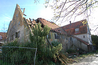 An der Hofseite zeigt das Gebäude noch eine vollständige Obergeschoss-Außenwand. An den, nach Süden vorstoßenden, zweigeschossigen Anbau, ist nach Westen ein holzumschlagener
Treppenaufgang ins 1. Obergeschoss abgebaut, der eine direkte Wegeverbindung - schätzungsweise aus dem Nutzungsbereich der Küche - in den Hof ermöglichte, ohne das Erdgeschoss passieren zu müssen. Der Treppenaufgang ist schätzungsweise erst mit dem Anbau entstanden. / Haus Osiander in 74549 Wolpertshausen-Rudelsdorf (05.04.2024 - Schäfer, Ferdinand M. (SCHÄFER.PARTNER PartG Architur.Städtebau.Denkmalpflege, Schwäbisch Hall))