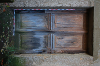 Im Erdgeschoss der Südseite findet sich eine einflügelige, breite Haustüre, als, in vier Felder eingeteilte Rahmenfüllungstüre. Auf die vier Felder sind geschnitzte Dekorspiegel mit geschwungenen Profilkanten aufgesetzt, welche von profilierten Leisten eingefasst werden. Die Tür kann einer Entstehungszeit der zweiten Hälfte des 18. Jahrhunderts zugeordnet werden. Ob sie an dieser Stelle in situ überliefert ist, kann nicht geprüft werden. / Haus Osiander in 74549 Wolpertshausen-Rudelsdorf (05.04.2024 - Schäfer, Ferdinand M. (SCHÄFER.PARTNER PartG Architur.Städtebau.Denkmalpflege, Schwäbisch Hall))