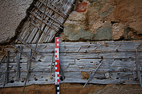 Exemplarisch für die Holzquerschnitte kann nur an der Südseite des Obergeschosses an einer
abgegangenen Putzscholle die Schwelle der Obergeschosswand in situ dokumentiert werden. Es handelt sich hierbei um Nadelhölzer, aus denen der erkennbare Teil der gesamten Konstruktion errichtet worden zu sein scheint. Die Gefache sind hier mit Bruchstein aus Sandsteinen, Kalksteinen und Backsteinen ausgemauert und überputzt. / Haus Osiander in 74549 Wolpertshausen-Rudelsdorf (05.04.2024 - Schäfer, Ferdinand M. (SCHÄFER.PARTNER PartG Architur.Städtebau.Denkmalpflege, Schwäbisch Hall))