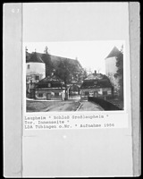 Torbauten, Südwestansicht / Schloss Grosslaupheim, Torbauten in 88471 Laupheim (1956 - LAD Baden-Württemberg, Außenstelle Tübingen, Quelle: bildindex.de) Torbauten, Südwestansicht / Schloss Grosslaupheim, Torbauten in 88471 Laupheim (1956 - LAD Baden-Württemberg, Außenstelle Tübingen, Quelle: bildindex.de)