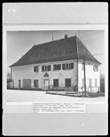 Ansicht der Westfassade / Altes Schulhaus, ehem. Lehrerhaus in 88515 Langenenslingen-Wilflingen (1966 - LAD Baden-Württemberg, Außenstelle Tübingen, Quelle: bildindex.de) Ansicht der Westfassade / Altes Schulhaus, ehem. Lehrerhaus in 88515 Langenenslingen-Wilflingen (1966 - LAD Baden-Württemberg, Außenstelle Tübingen, Quelle: bildindex.de)