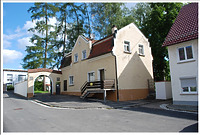 Blick auf Westseite und Südgiebel. / Ehem. Friedhofswärter- und Leichenhaus des jüdischen Friedhofs in 88471 Laupheim (28.07.2009 - Andrea Kuch) Blick auf Westseite und Südgiebel. / Ehem. Friedhofswärter- und Leichenhaus des jüdischen Friedhofs in 88471 Laupheim (28.07.2009 - Andrea Kuch)