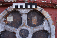 Fassungsbefunde am 'Mainzer Rad', dem Wappensignet der Herren von Berlichingen. / Altes Rathaus in 74249 Jagsthausen (03.08.2020 - Ferdinand M. Schäfer; SCHÄFER.PARTNER PartG Architektur.Städtebau.Denkmalpflege)