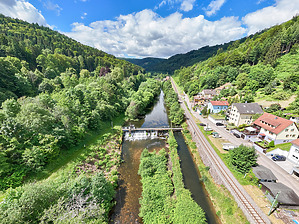 Wehr Neuenbürg an der Enz. Schräg-Luftbild, Blick in Richtung Südwest (enzaufwärts). Sicht von Unterwasser mit Lage des Flusses Enz im Tal / Wehr Neuenbürg an der Enz, Badwehr T215 in 75305 Neuenbürg, keine genauere Zuordnung (06/2024 - baumass GbR - architekturvermessung & baudokumentation, Dipl.-Ing. Meike Hoffmann, Dipl.-Ing. Marc Wietheger
) Wehr Neuenbürg an der Enz. Schräg-Luftbild, Blick in Richtung Südwest (enzaufwärts). Sicht von Unterwasser mit Lage des Flusses Enz im Tal / Wehr Neuenbürg an der Enz, Badwehr T215 in 75305 Neuenbürg, keine genauere Zuordnung (06/2024 - baumass GbR - architekturvermessung & baudokumentation, Dipl.-Ing. Meike Hoffmann, Dipl.-Ing. Marc Wietheger
)