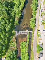 Wehr Neuenbürg an der Enz, Senkrecht-Luftbild. Am Tag der Aufnahme (11.06.2024) war der Wasserpegel hoch, Tage zuvor hatte es stark geregnet. Rechts der Oberwasserkanal (Seitenkanal) zum Kraftwerk enzabwärts / Wehr Neuenbürg an der Enz, Badwehr T215 in 75305 Neuenbürg,  keine genauere Zuordnung (06/2024 - baumass GbR - architekturvermessung & baudokumentation, Dipl.-Ing. Meike Hoffmann, Dipl.-Ing. Marc Wietheger
)