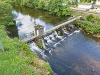 Wehr Neuenbürg an der Enz. Schräg-Luftbild des Wehres von Osten / Wehr Neuenbürg an der Enz, Badwehr T215 in 75305 Neuenbürg,  keine genauere Zuordnung (06/2024 - baumass GbR - architekturvermessung & baudokumentation, Dipl.-Ing. Meike Hoffmann, Dipl.-Ing. Marc Wietheger
)