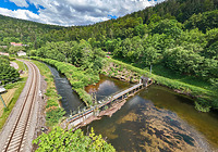 Wehr Neuenbürg an der Enz. Schräg-Luftbild von Westen mit Blick von Oberwasser enzabwärts. Linker Hand der Bahndamm. Am rechten Enzufer unmittelbar ein Wirtschaftsweg / Wehr Neuenbürg an der Enz, Badwehr T215 in 75305 Neuenbürg,  keine genauere Zuordnung (06/2024 - baumass GbR - architekturvermessung & baudokumentation, Dipl.-Ing. Meike Hoffmann, Dipl.-Ing. Marc Wietheger
)