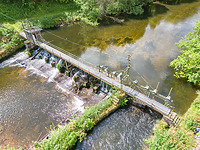 Wehr Neuenbürg an der Enz. Schräg-Luftbild von Norden / Wehr Neuenbürg an der Enz, Badwehr T215 in 75305 Neuenbürg,  keine genauere Zuordnung (06/2024 - baumass GbR - architekturvermessung & baudokumentation, Dipl.-Ing. Meike Hoffmann, Dipl.-Ing. Marc Wietheger
)