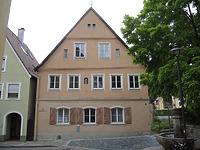 Ansicht der südwestlichen Giebelseite / Wohnhaus in 73479 Ellwangen (Jagst) (29.07.2014 - Markus Numberger) Ansicht der südwestlichen Giebelseite / Wohnhaus in 73479 Ellwangen (Jagst) (29.07.2014 - Markus Numberger)